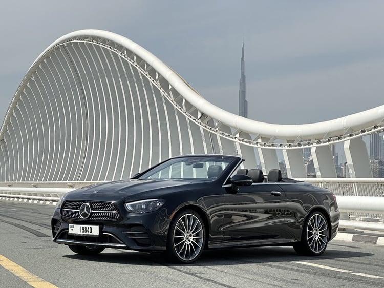 Schwarz Mercedes AMG E450 convertible zur Miete in Abu-Dhabi 0