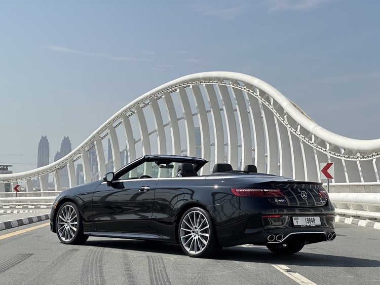 Nero Mercedes AMG E450 convertible in affitto a Sharjah 1