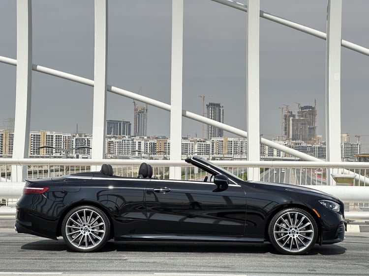 Schwarz Mercedes AMG E450 convertible zur Miete in Dubai 2