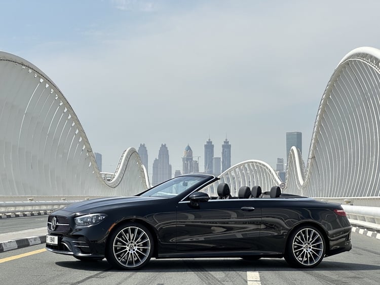 Nero Mercedes AMG E450 convertible in affitto a Abu-Dhabi 3