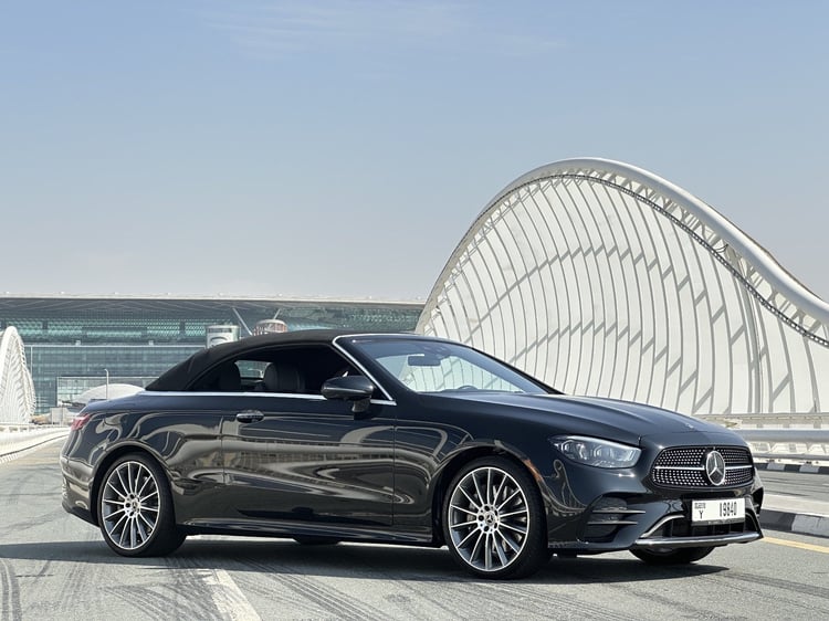 Negro Mercedes AMG E450 convertible en alquiler en Sharjah 6