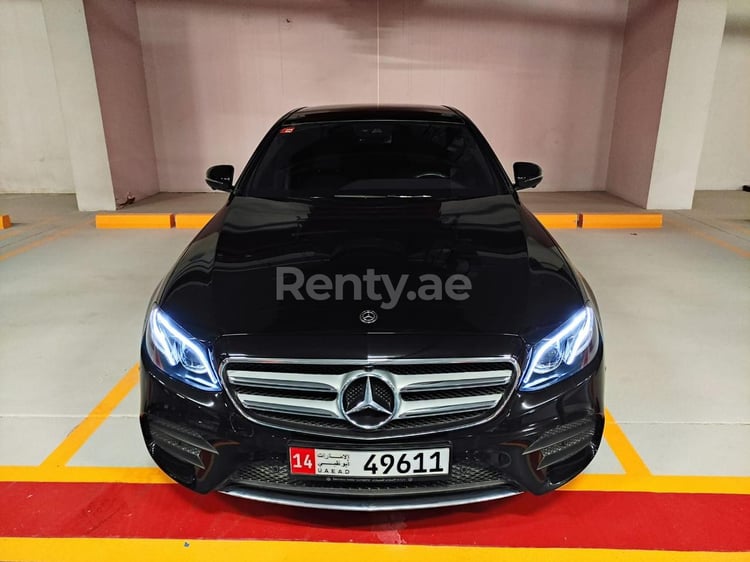 Schwarz Mercedes E300 Class zur Miete in Abu-Dhabi 0