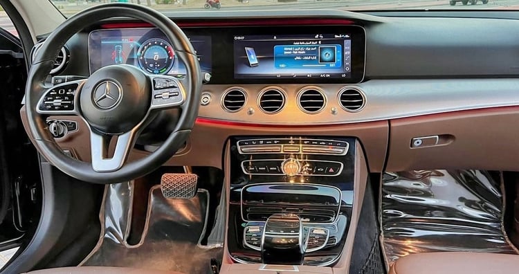 أسود Mercedes E Class للإيجار في الشارقة 0