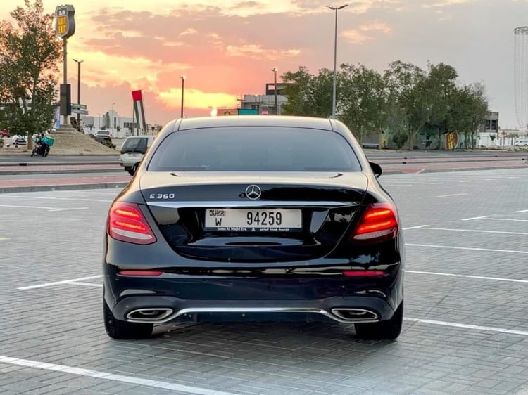 Noir Mercedes E Class en location à Sharjah 1