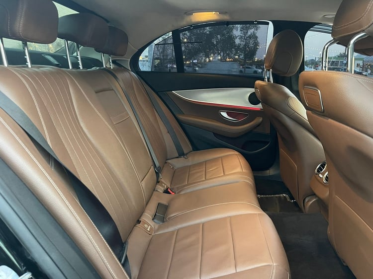 أسود Mercedes E Class للإيجار في أبو ظبي 2