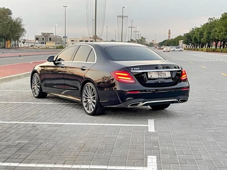 أسود Mercedes E Class للإيجار في الشارقة 4