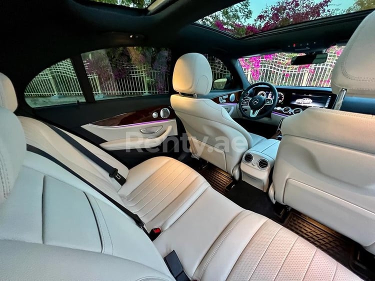 أسود Mercedes E400 للإيجار في أبو ظبي 2