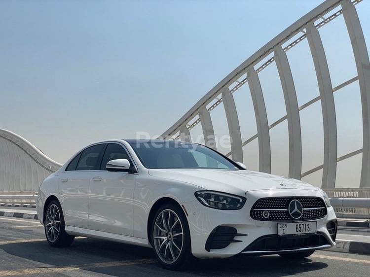 Blanc Mercedes E Class en location à Dubai 0