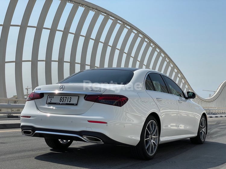 Weiß Mercedes E Class zur Miete in Abu-Dhabi 2