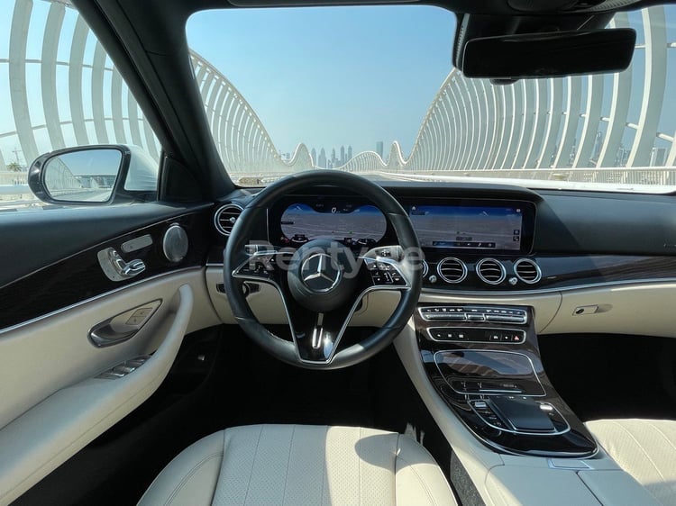 Blanco Mercedes E Class en alquiler en Sharjah 4