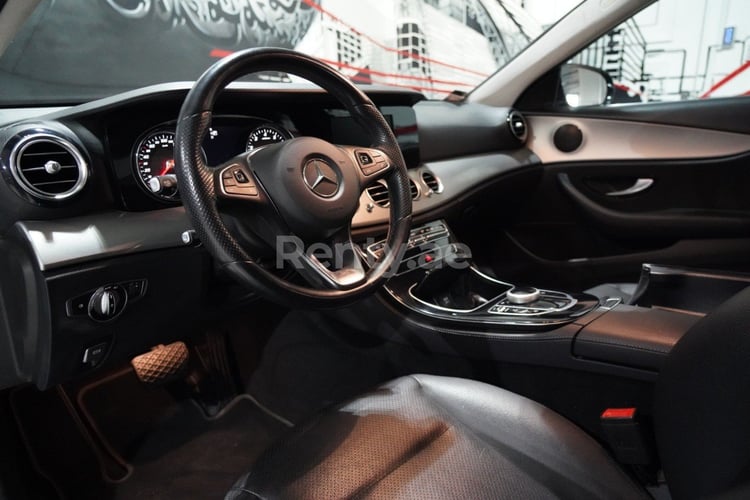 أسود Mercedes E 200 للإيجار في أبو ظبي 2