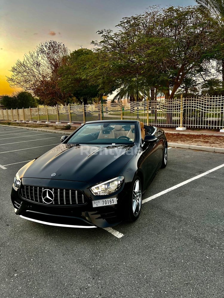 Negro Mercedes E450 Convertible en alquiler en Sharjah 0