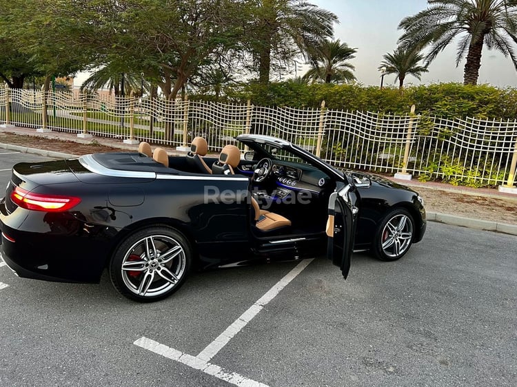 Negro Mercedes E450 Convertible en alquiler en Sharjah 3