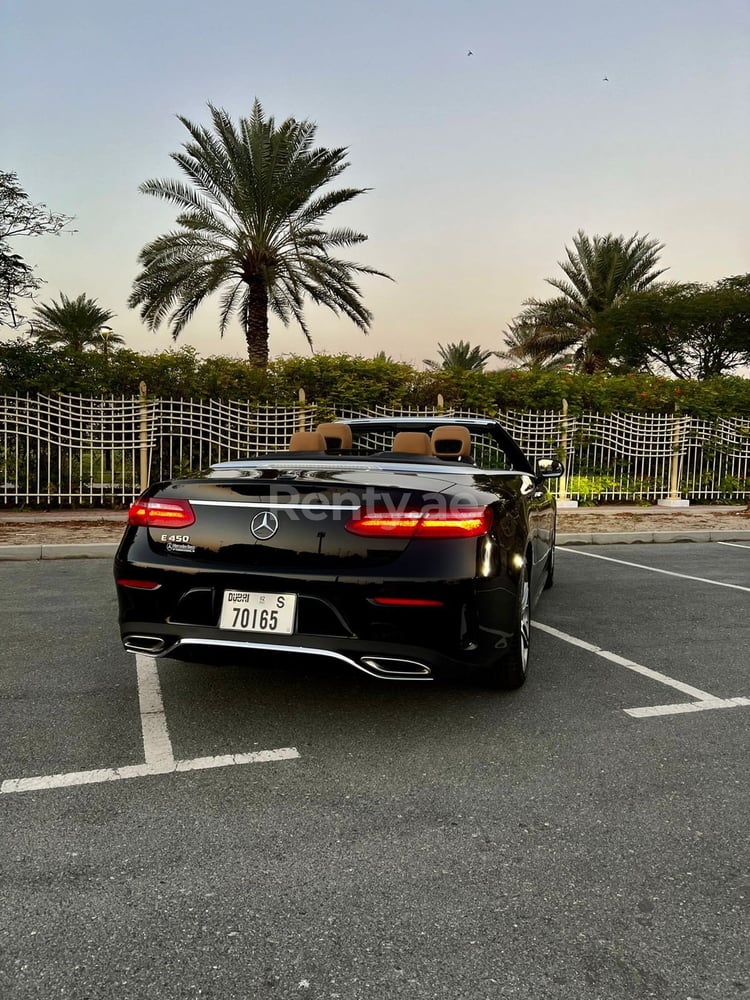 Nero Mercedes E450 Convertible in affitto a Dubai 4