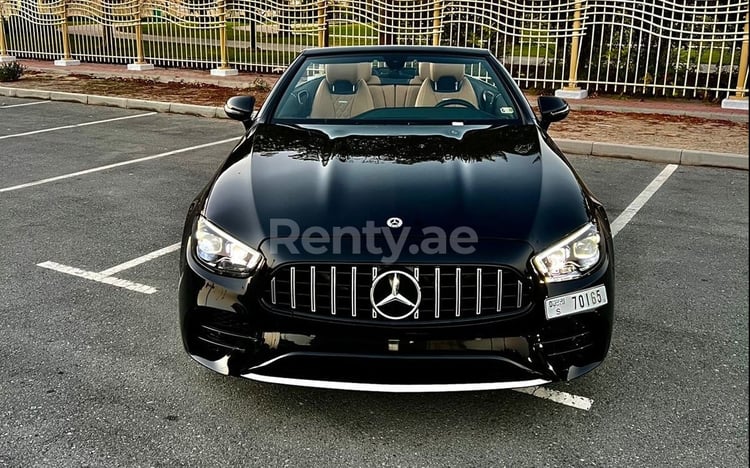 Negro Mercedes E450 Convertible en alquiler en Dubai