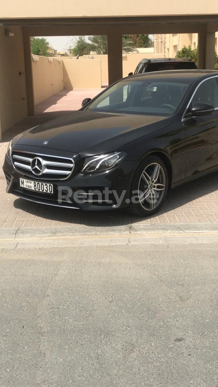 Noir Mercedes E Class en location à Dubai 6