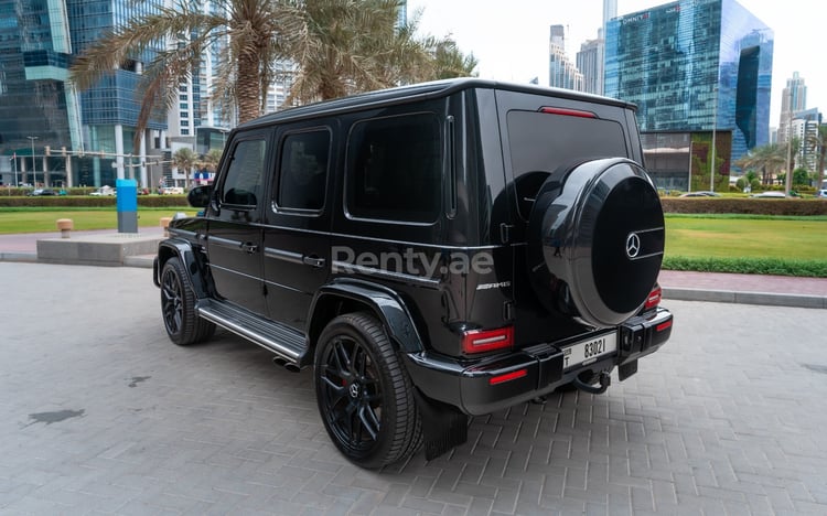 Negro Mercedes G63 AMG en alquiler en Abu-Dhabi 2