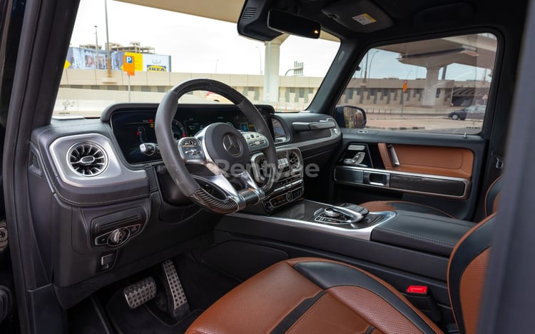 Schwarz Mercedes G63 AMG zur Miete in Sharjah 3