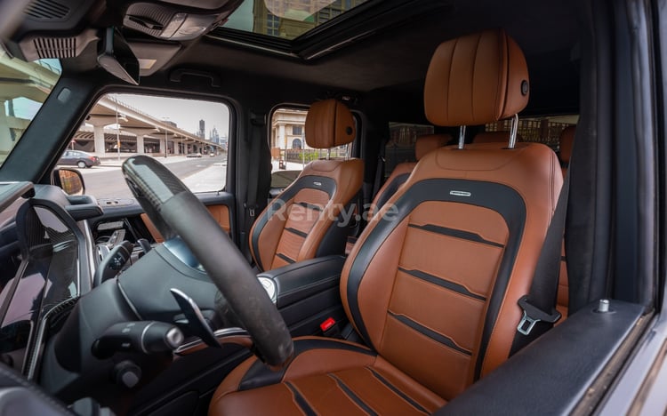 Schwarz Mercedes G63 AMG zur Miete in Sharjah 4