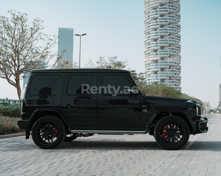 Negro Mercedes G63 AMG en alquiler en Abu-Dhabi 0