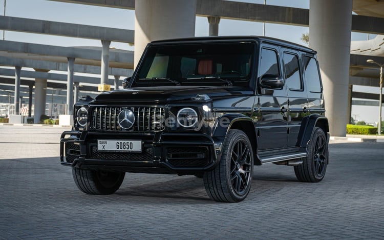 Negro Mercedes G63 AMG en alquiler en Sharjah