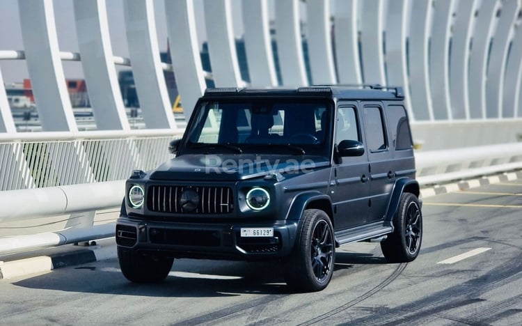 أسود Mercedes G63 Brabus kit للإيجار في دبي