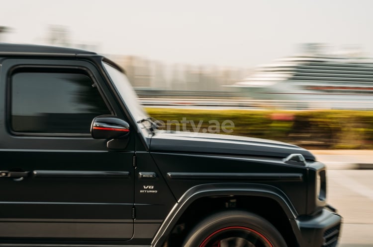 Schwarz Mercedes G class zur Miete in Sharjah 4