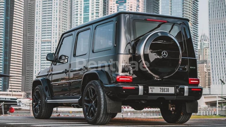 Noir Mercedes G63 class en location à Sharjah 2