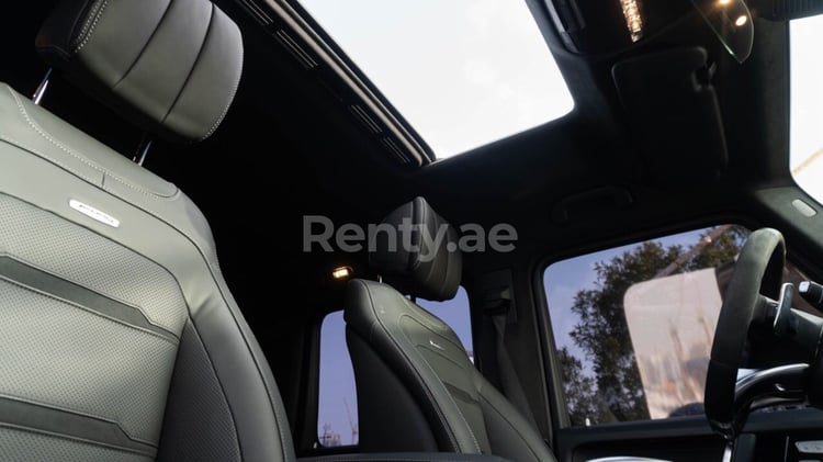 أسود Mercedes G63 class للإيجار في دبي 3