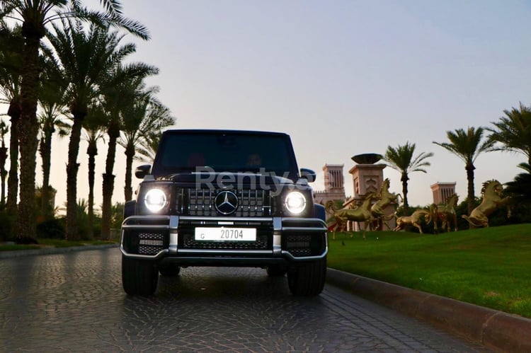 Negro Mercedes G63 en alquiler en Sharjah 2