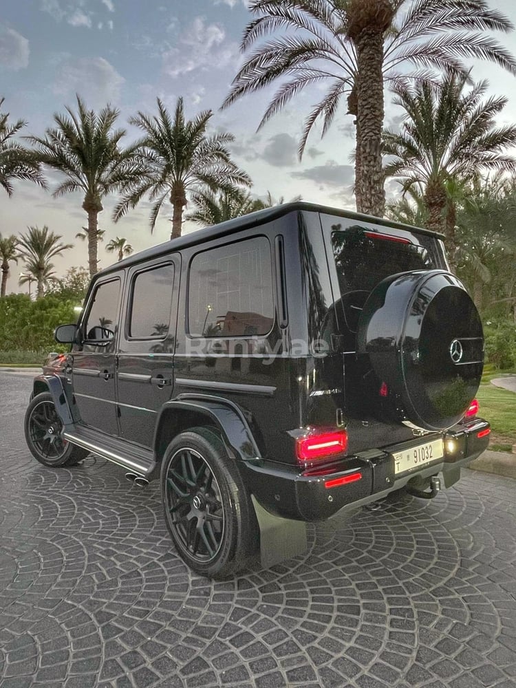 أسود Mercedes G class للإيجار في دبي 1