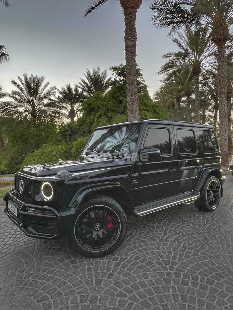 Negro Mercedes G class en alquiler en Dubai 5