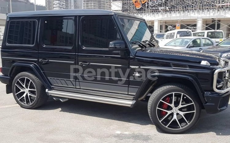 Negro Mercedes G63 en alquiler en Dubai