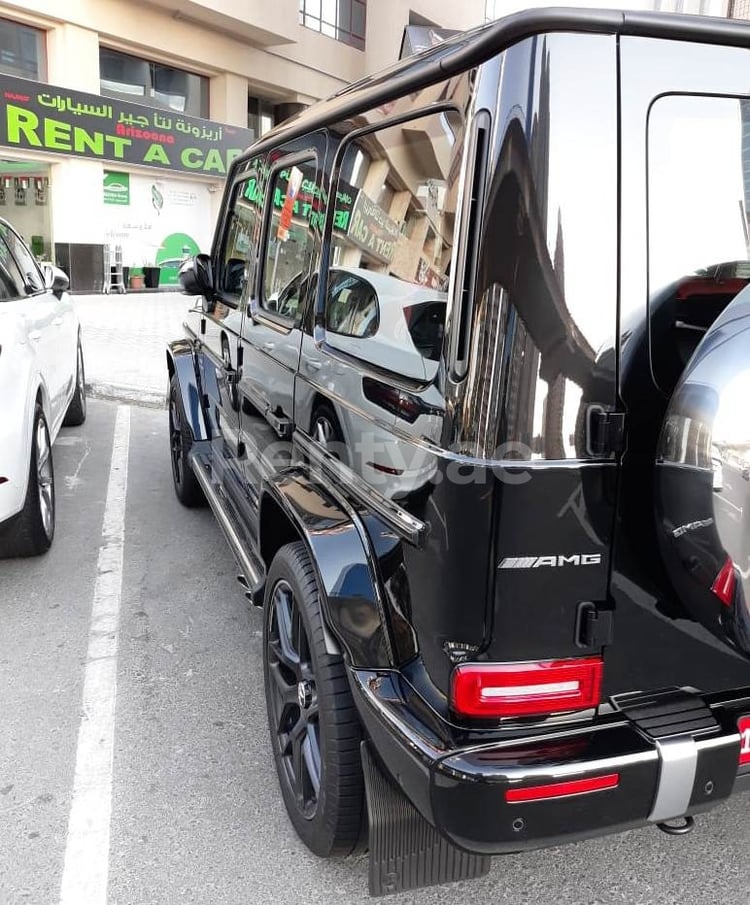 Blanc mercedes G63 en location à Abu-Dhabi 0