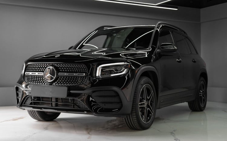 أسود Mercedes GLB 200 للإيجار في دبي