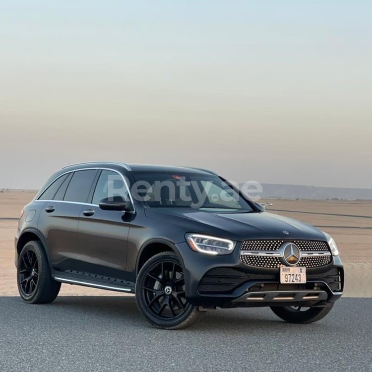 Grigio Mercedes GLC in affitto a Abu-Dhabi 0