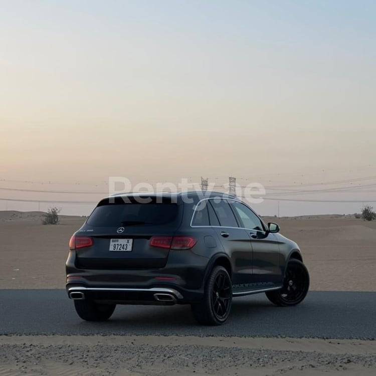 Grau Mercedes GLC zur Miete in Dubai 2