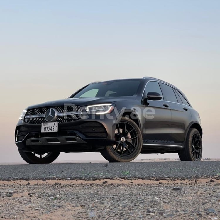 اللون الرمادي Mercedes GLC للإيجار في أبو ظبي 3