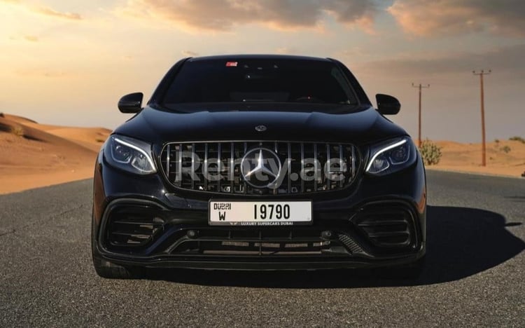 Negro Mercedes GLC-S en alquiler en Abu-Dhabi