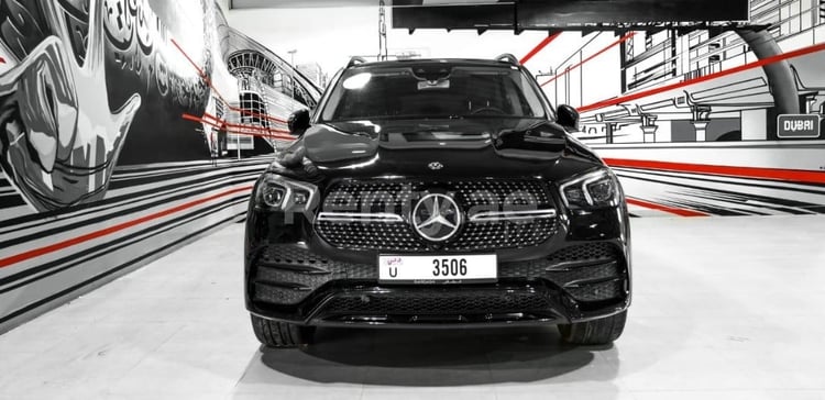 أسود Mercedes GLE 450 AMG للإيجار في دبي 0