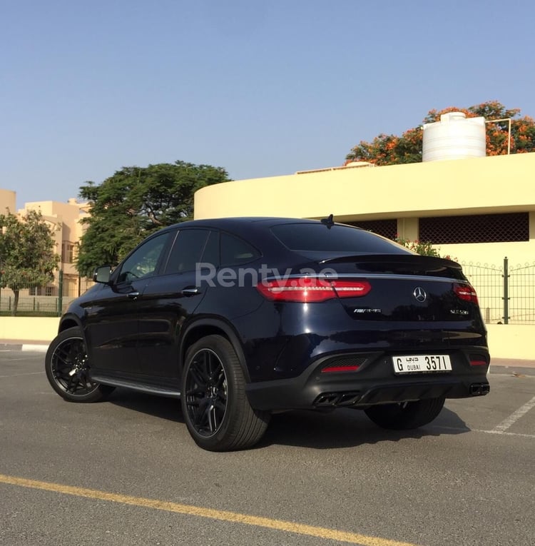 أسود Mercedes GLE 63AMG للإيجار في أبو ظبي 0