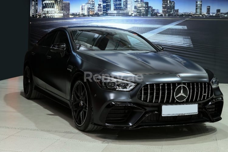 在阿布扎比租赁黑色 Mercedes GT 63s 0