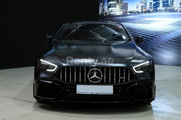 在迪拜租赁黑色 Mercedes GT 63s 4