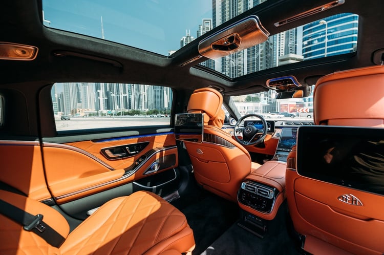 Nero Mercedes Maybach S580 in affitto a Dubai 4