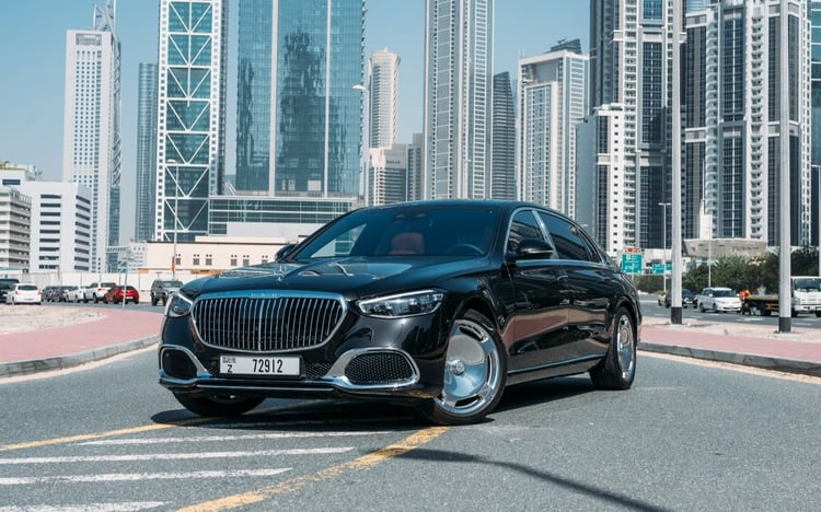 Negro Mercedes Maybach S580 en alquiler en Abu-Dhabi