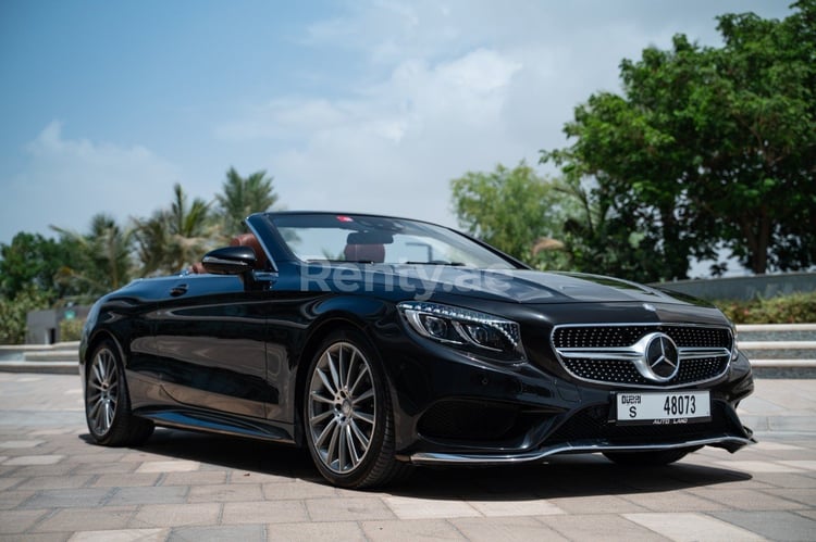 Noir Mercedes S 500 Cabrio en location à Sharjah 0