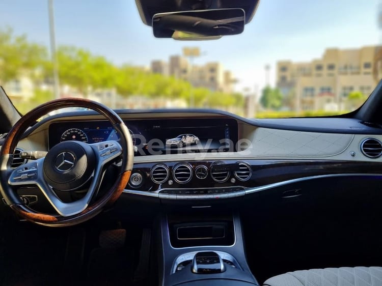 Negro Mercedes S 560 en alquiler en Abu-Dhabi 2