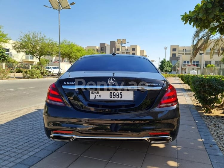 Negro Mercedes S 560 en alquiler en Dubai 3