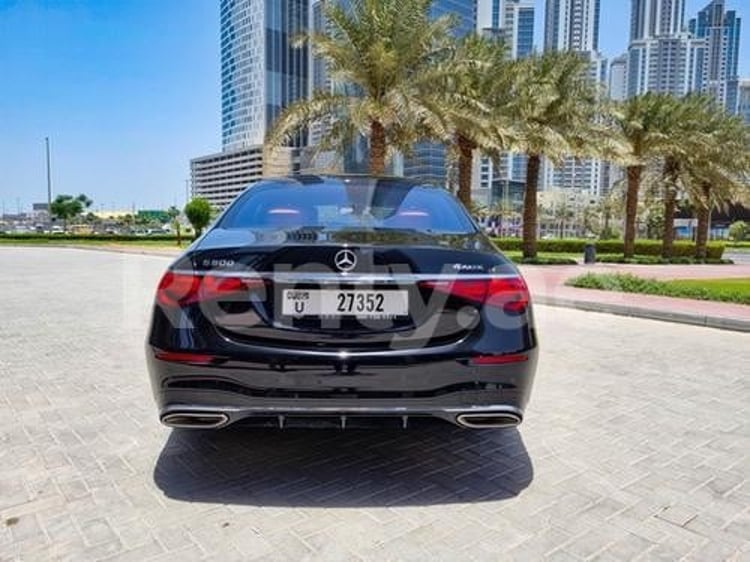 Negro Mercedes S500 en alquiler en Sharjah 1