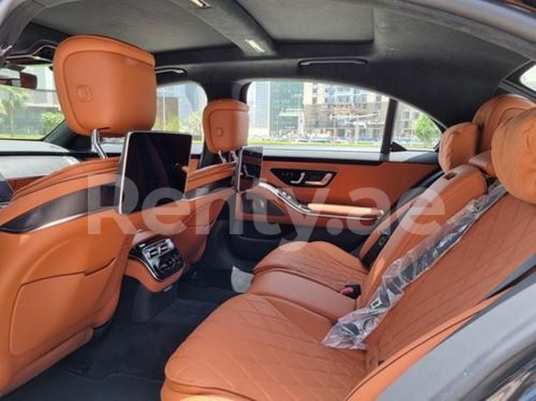 Schwarz Mercedes S500 zur Miete in Dubai 2